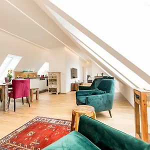 Grosse Dachgeschosswohnung Im Herzen Von Apartment